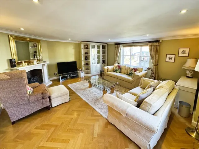 House Under Offer with 4 bedrooms in Old Harlow, CM17, photo 2
