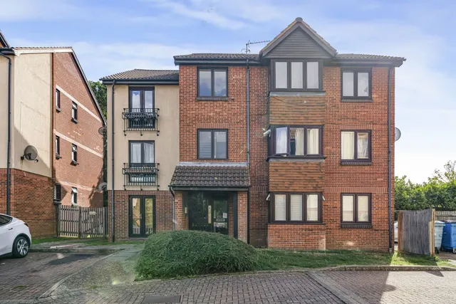 Oak Apple Court, SE12, photo 1