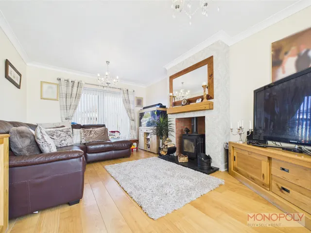 Sixth Avenue, Llay, LL12, photo 2