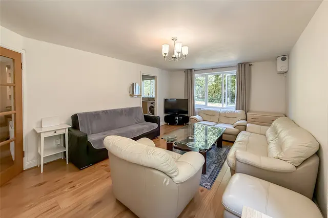 Photo 3 — Douglas Road, Harpenden, Hertfordshire, AL5 2HW