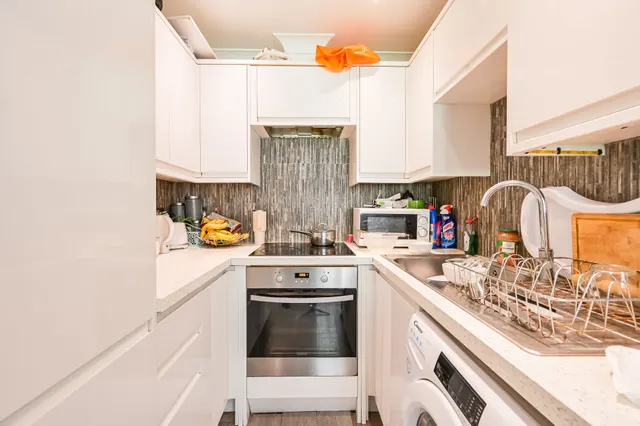 Photo 2 — Flat C, 10 High Road, London