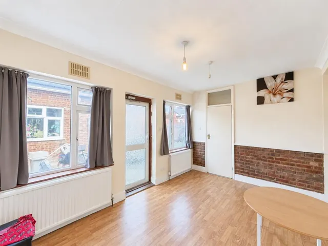 End Terrace, Southall, UB1, photo 3