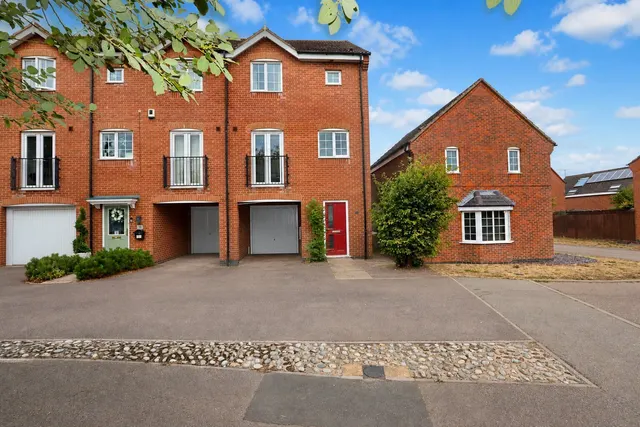 Violet Close, Desborough, NN14, photo 1