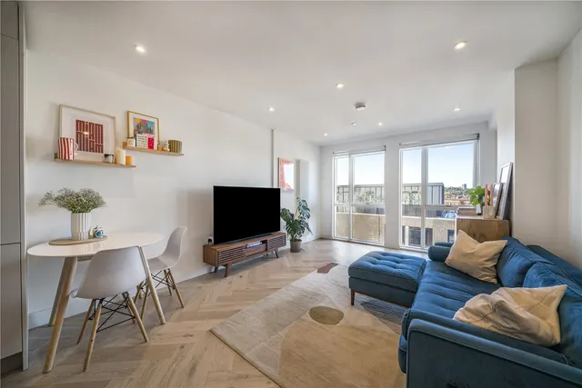 1 bedroom flat, Ravensbury Terrace, London, SW18