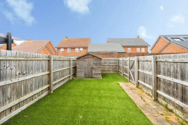 Photo 3 — Hovingham Drive, Great Denham, Bedford, Bedfordshire, MK40