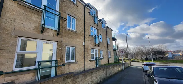 2 bedroom flat — Cranmer Road, BRADFORD