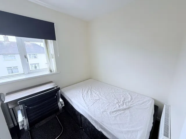 Photo 2 — Room 3, Failsworth Close, NG11