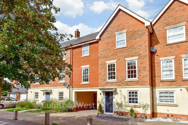 Hatchmore Road, Denmead, PO7, photo 1