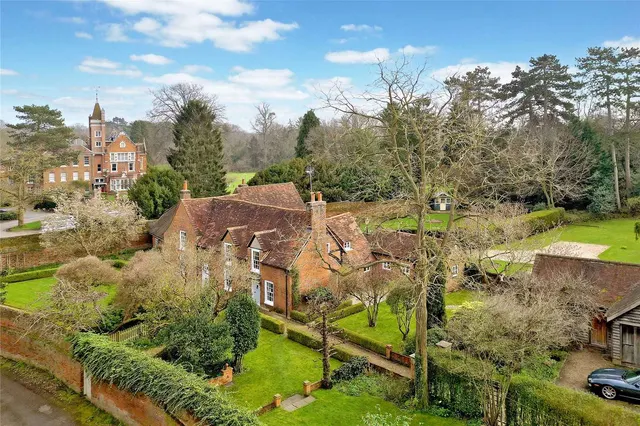 Britwell Gardens, Burnham, Buckinghamshire, SL1 8DG, photo 1