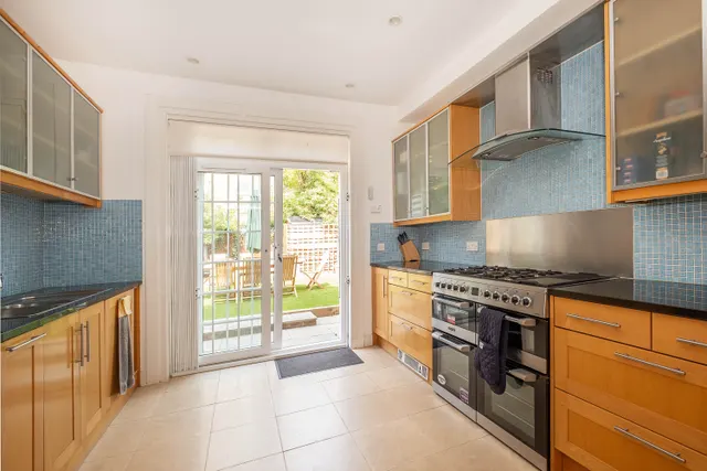 Compton Road, London, SW19, photo 2