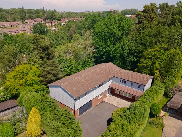 East Grinstead, RH19, photo 1