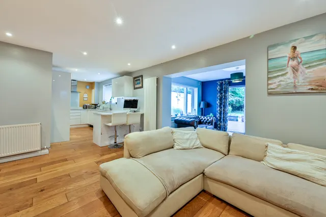 Photo 3 — 19 Turnoak Avenue, Woking