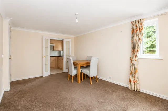 Photo 3 — 84 London Road, Cowplain, Waterlooville, PO8 8EW