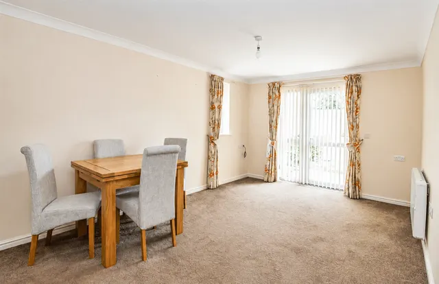 Photo 2 — 84 London Road, Cowplain, Waterlooville, PO8 8EW