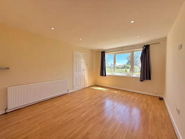 Photo 3 — Maunsell Way, Swindon, Wiltshire, SN4 9JF