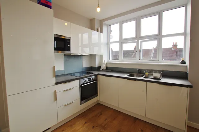 Photo 2 — Flat 22, Rembrandt House, Watford