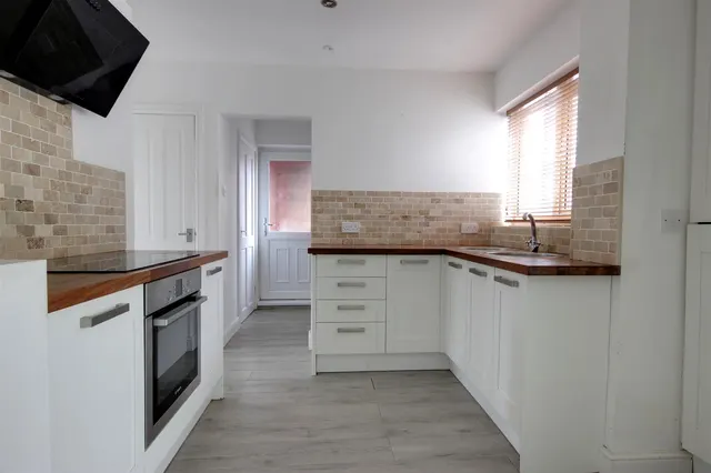 Photo 2 — Manor Way, Anlaby, Hull
