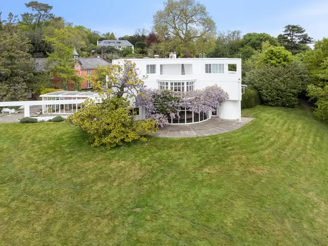 St. Anns Hill Road, Chertsey, KT16, photo 2