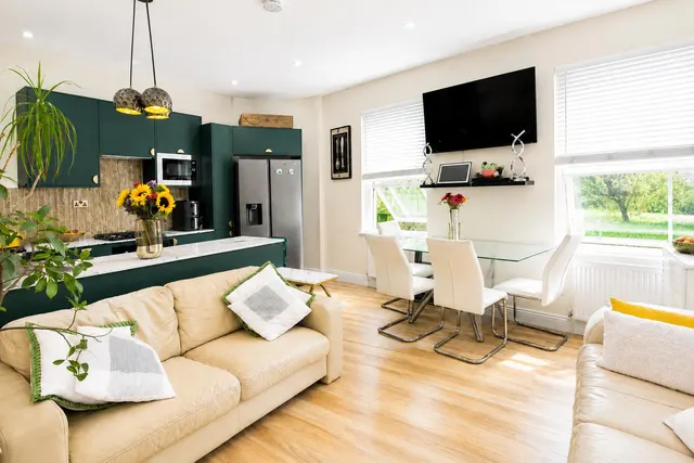 Roehampton Lane, London, SW15, photo 3