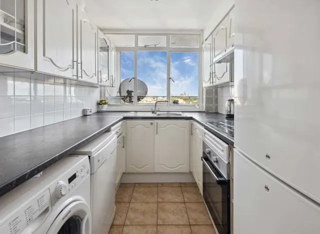 Photo 2 — Notting Hill Gate, Notting Hill, W11