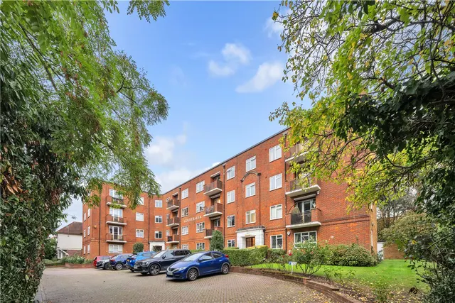 Finchley Road, London, NW11, photo 1