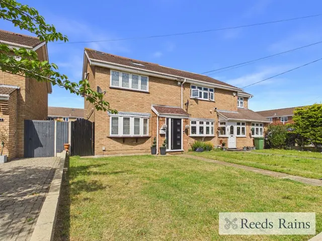 Photo 2 — Leconfield Walk, Hornchurch, RM12
