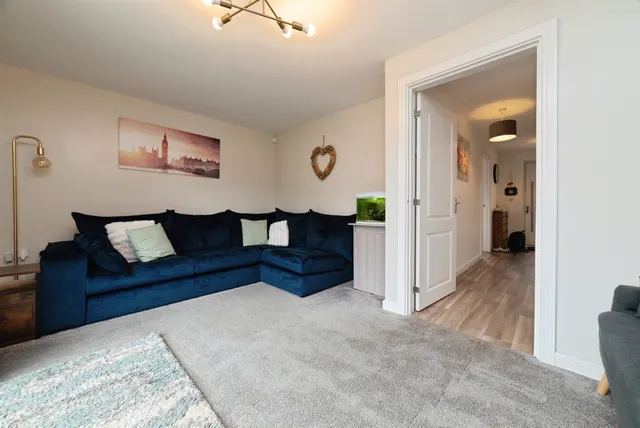 Photo 3 — Oxland Drive, Hull