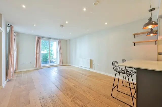Photo 2 — Apartment 1, 33 Osiers Road, London