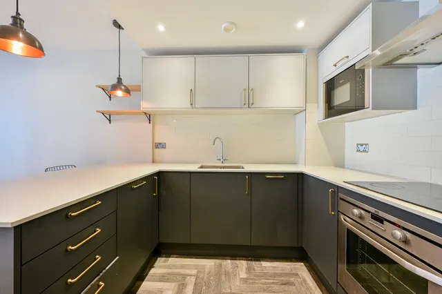 Photo 3 — Apartment 1, 33 Osiers Road, London