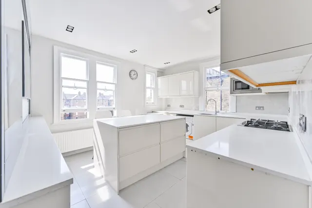 Photo 3 — 208 Castellain Mansions, Castellain Road, London