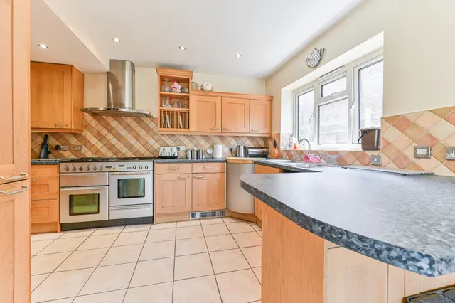 Photo 3 — 54 Potters Grove, New Malden