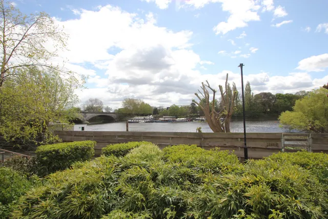 Kew Bridge Road, Brentford, TW8, photo 2