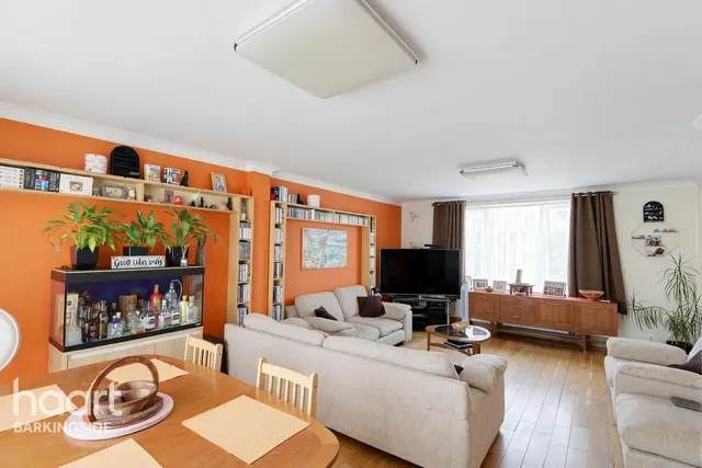Manford Cross, Chigwell, IG7, photo 3