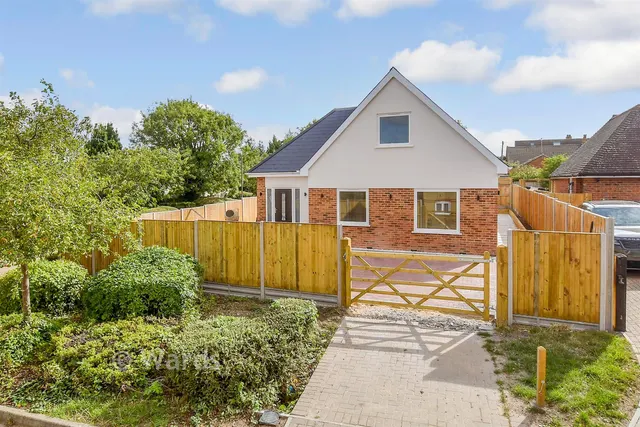 Green Meadows, Eythorne, CT15, photo 1