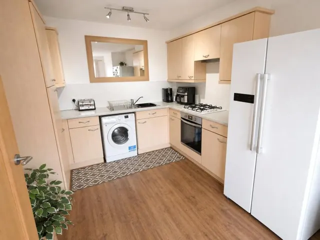 Chertsey Road, Feltham, TW13, photo 2