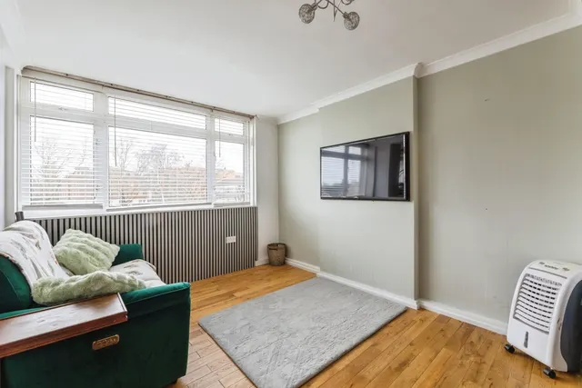 Gardner Close, London, E11, photo 1