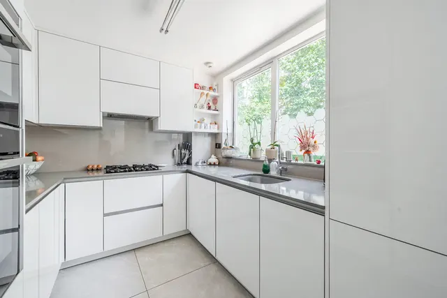 Photo 2 — 12 Leamington House, 23 Stonegrove, Edgware