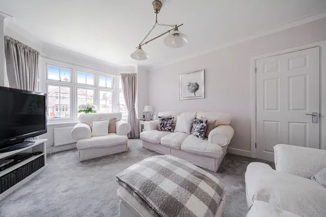 Photo 3 — Highcombe Close, SE9
