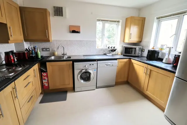 Photo 3 — Baisley Gardens, Bletchley, Milton Keynes, Buckinghamshire, MK2 2NE