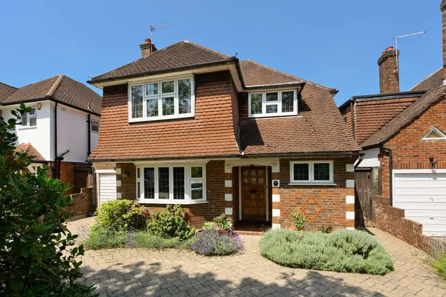 Chesterfield Drive, Esher, Surrey, KT10 0AH, photo 1