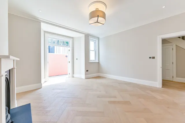 Photo 2 — Basement Flat, 8 King Henrys Road, London