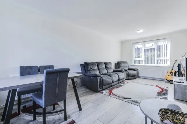 Fillingfir Walk, Leeds, LS16, photo 3