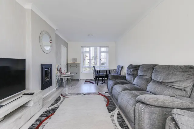 Fillingfir Walk, Leeds, LS16, photo 2