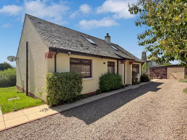 St. Catherines Place, Elgin, photo 1