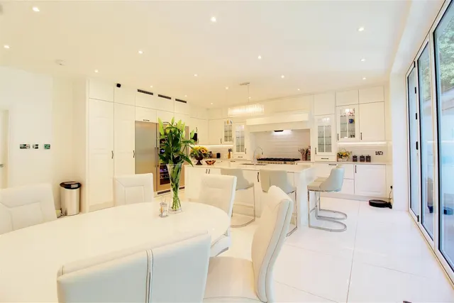 Photo 3 — Dixons Hill Close, North Mymms AL9 7EG