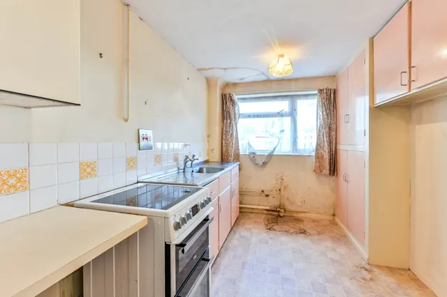 Woking, GU22, photo 3