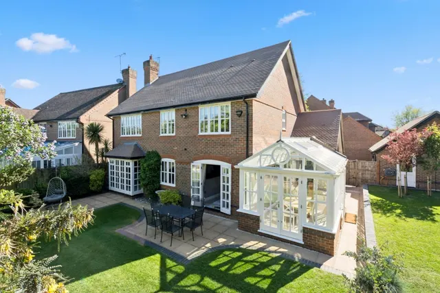 Photo 2 — Saxon Close, Amersham, Buckinghamshire, HP6 5QA