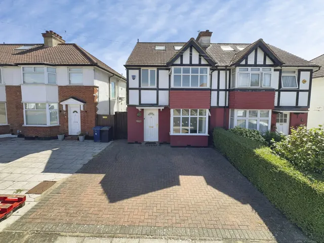 Meadow Gardens, Edgware, HA8, photo 1
