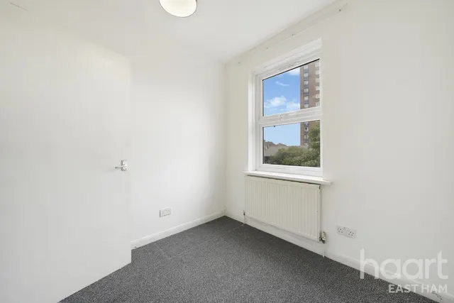 Redclyffe Road, London, E6, photo 2