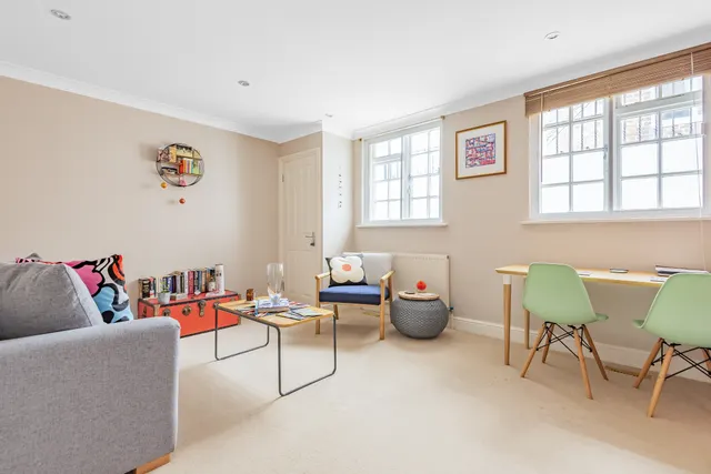 Photo 2 — 33 Hyde Street, Winchester, SO23